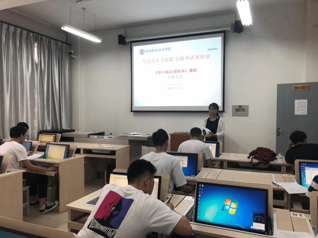 考試改革考技能 實(shí)操考試更職業(yè)——《單片機(jī)應(yīng)用技術(shù)》課程實(shí)操考試順利完成